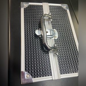 4 tray structure.
Portable and Secure
Durable and sturdy. Wipe-able fabric.